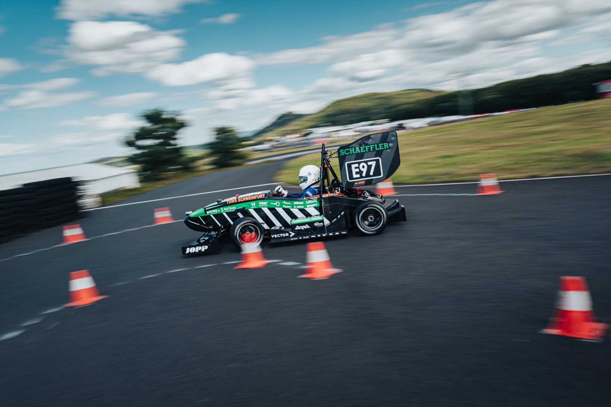 Formula Student Fahrzeug auf der Strecke