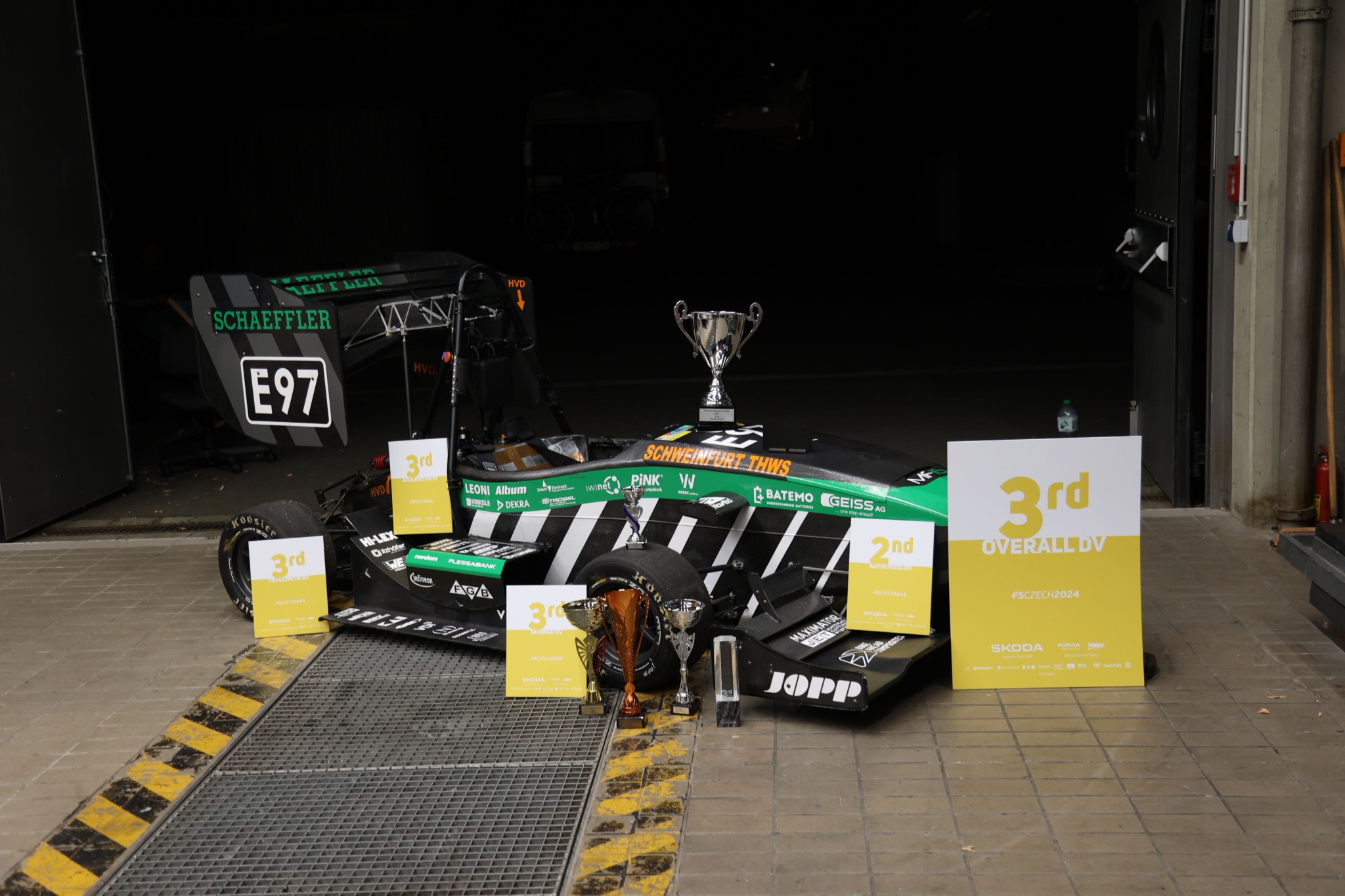 Formula Student Fahrzeug mit gewonnenen Preisen